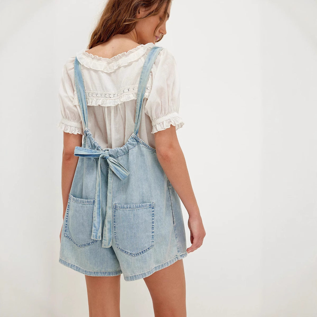 Stilfuld Denim-Shortoverall med Smuk Udsnit og Praktiske Lommer