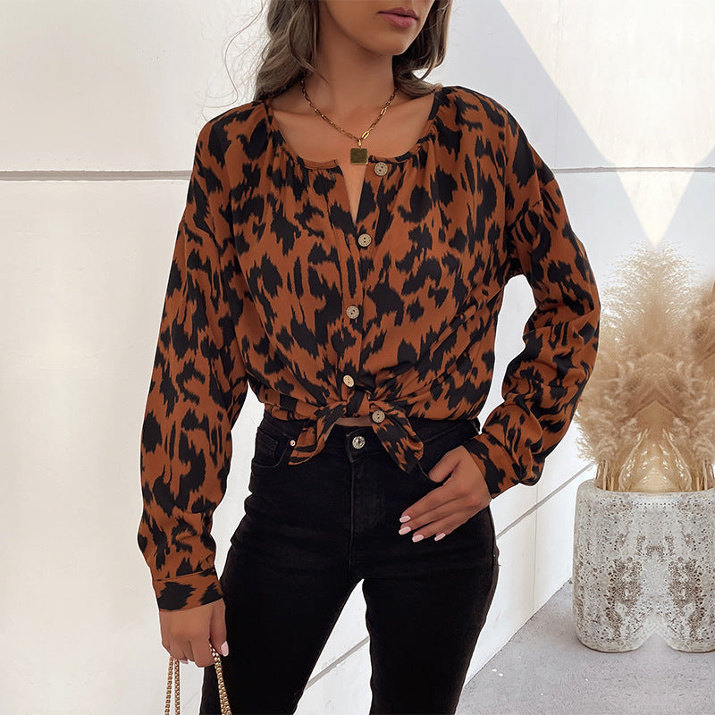 Elegant knuten blus med djurmönster