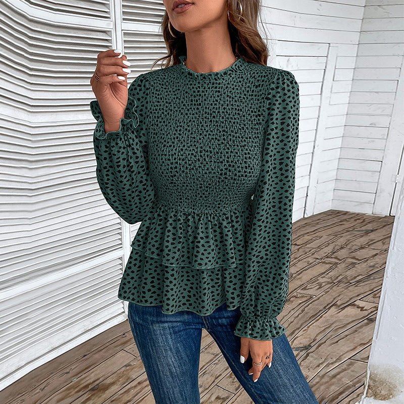 Elegant blus med volangdetaljer och unik smockdesign