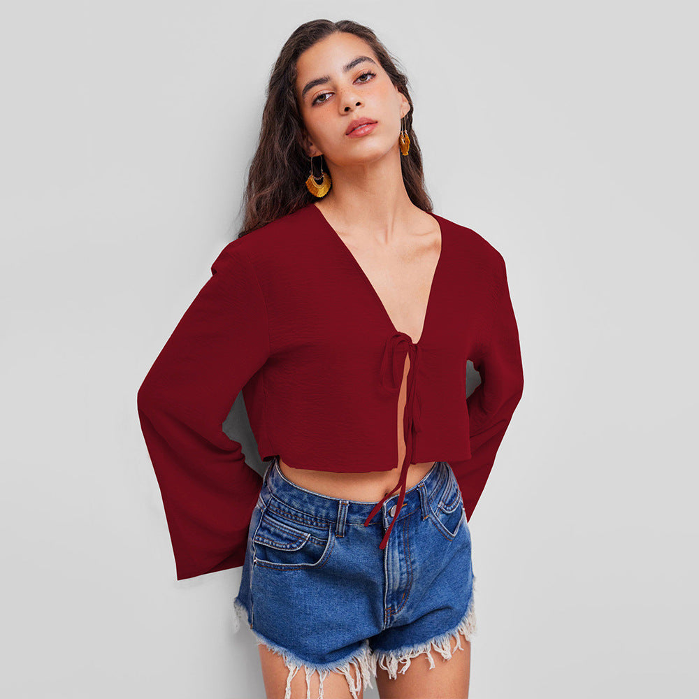 Elegant Crop Top med Djup V-ringning och Lekfull Knytning
