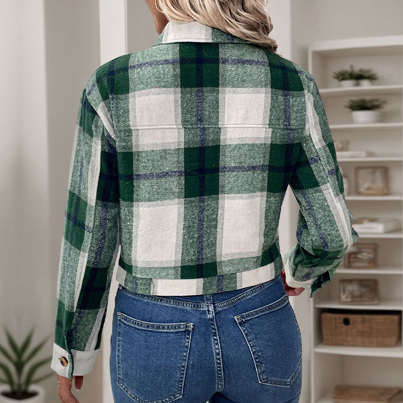 Kortrutig blus med retrokänsla och praktiska detaljer