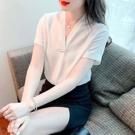 Chic Blus med V-ringning och Trendiga Knappdetaljer