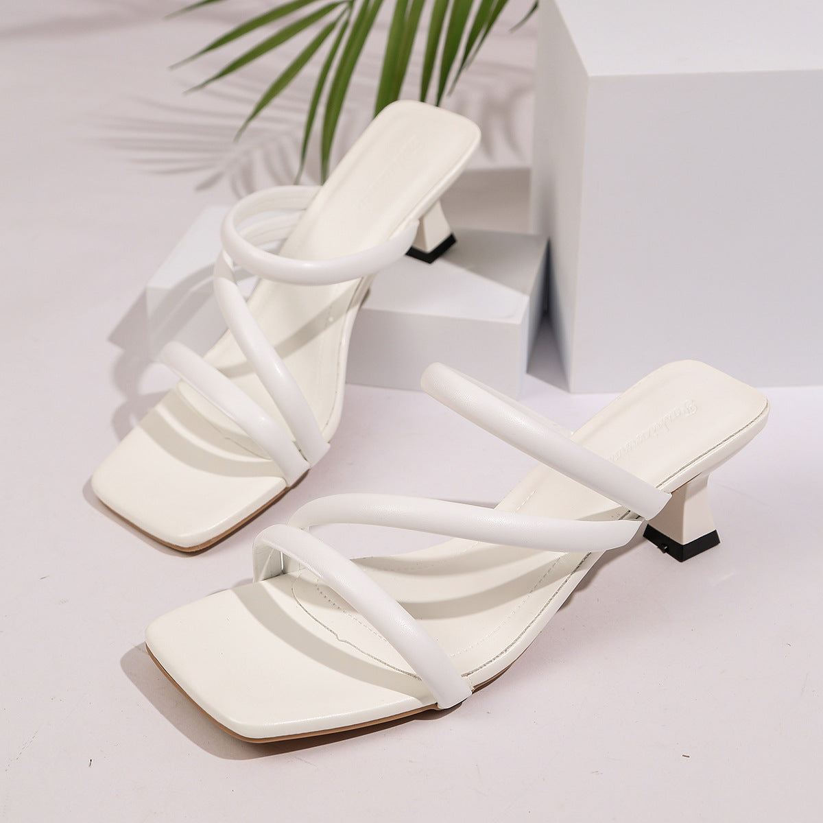 Eleganta Klacksandaler med Stilrent Wickeldesign