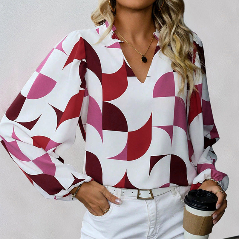 Modern blus med geometriska motiv och lös silhuett