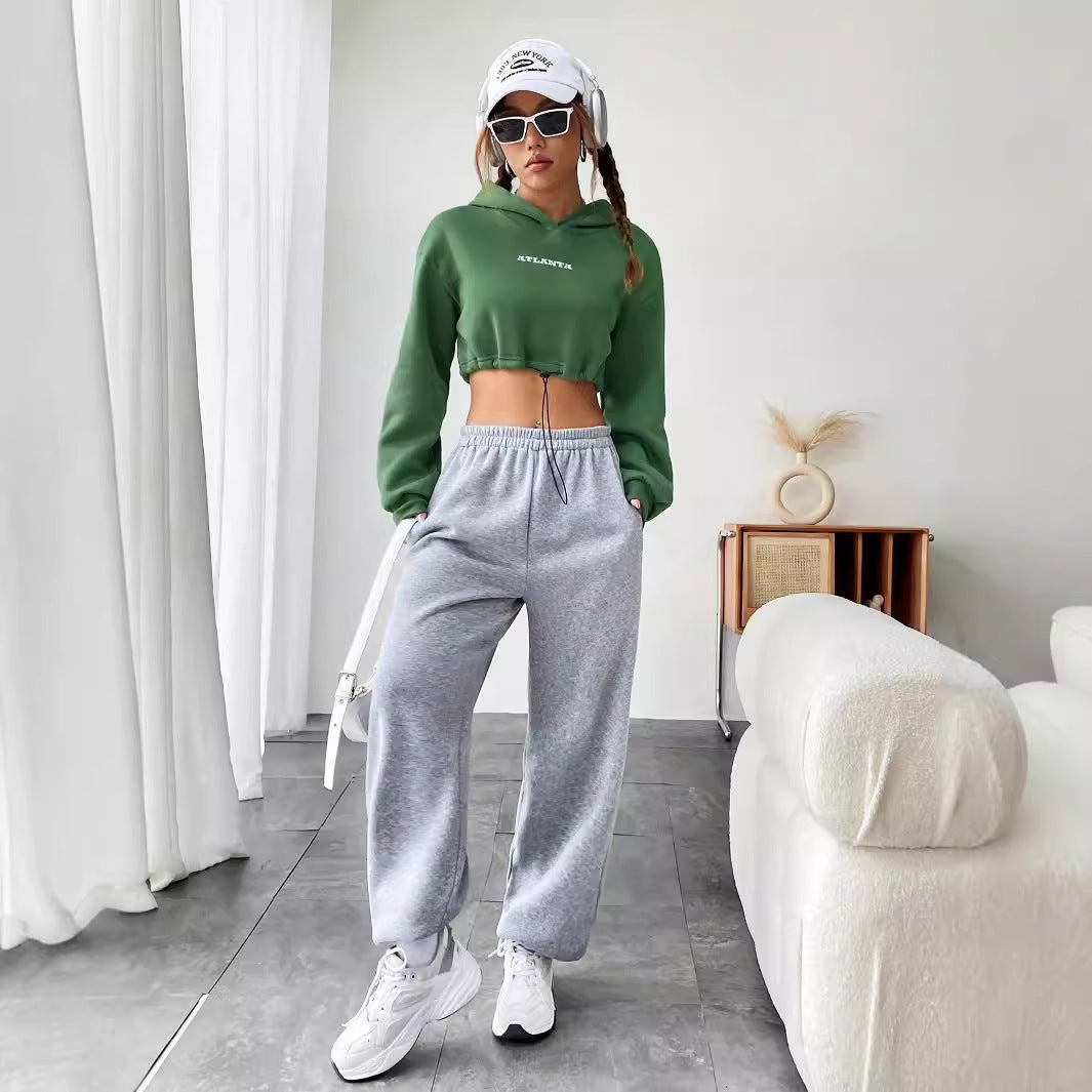Modern cropped hoodie med unikt broderi och justerbar dragsko