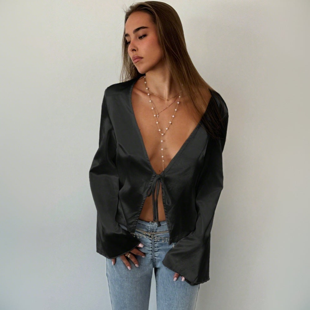 Stilfuld Bluse med Dybt V-Ausschnitt og Elegante Knyttelementer