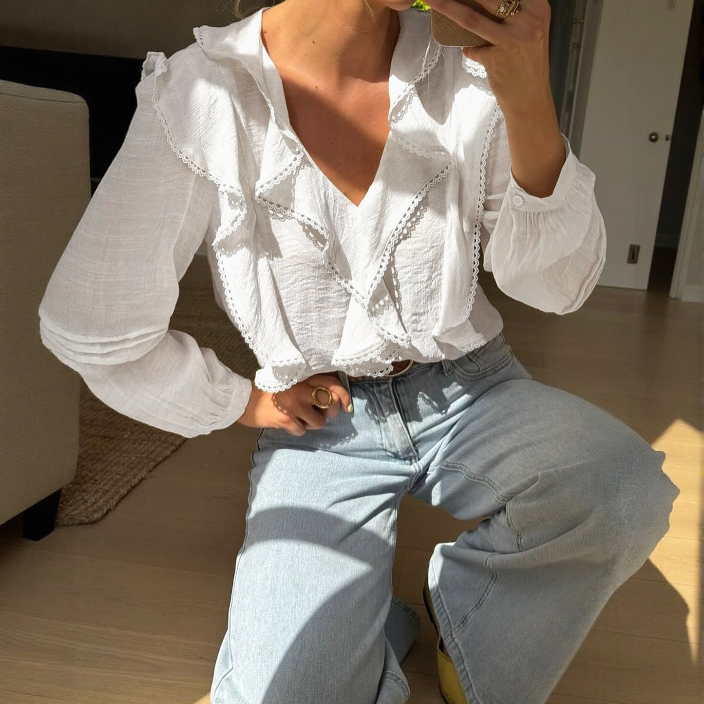 Feminine Bluse med Flæser og V-udskæring