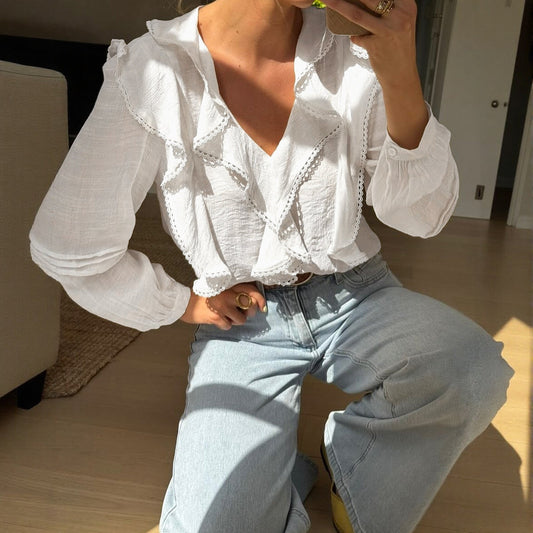 Feminin blus med volanger och V-ringning