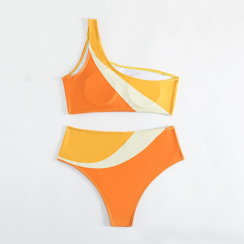 Trendigt Bikiniset med Asymmetrisk Topp och Höga Uskärningar