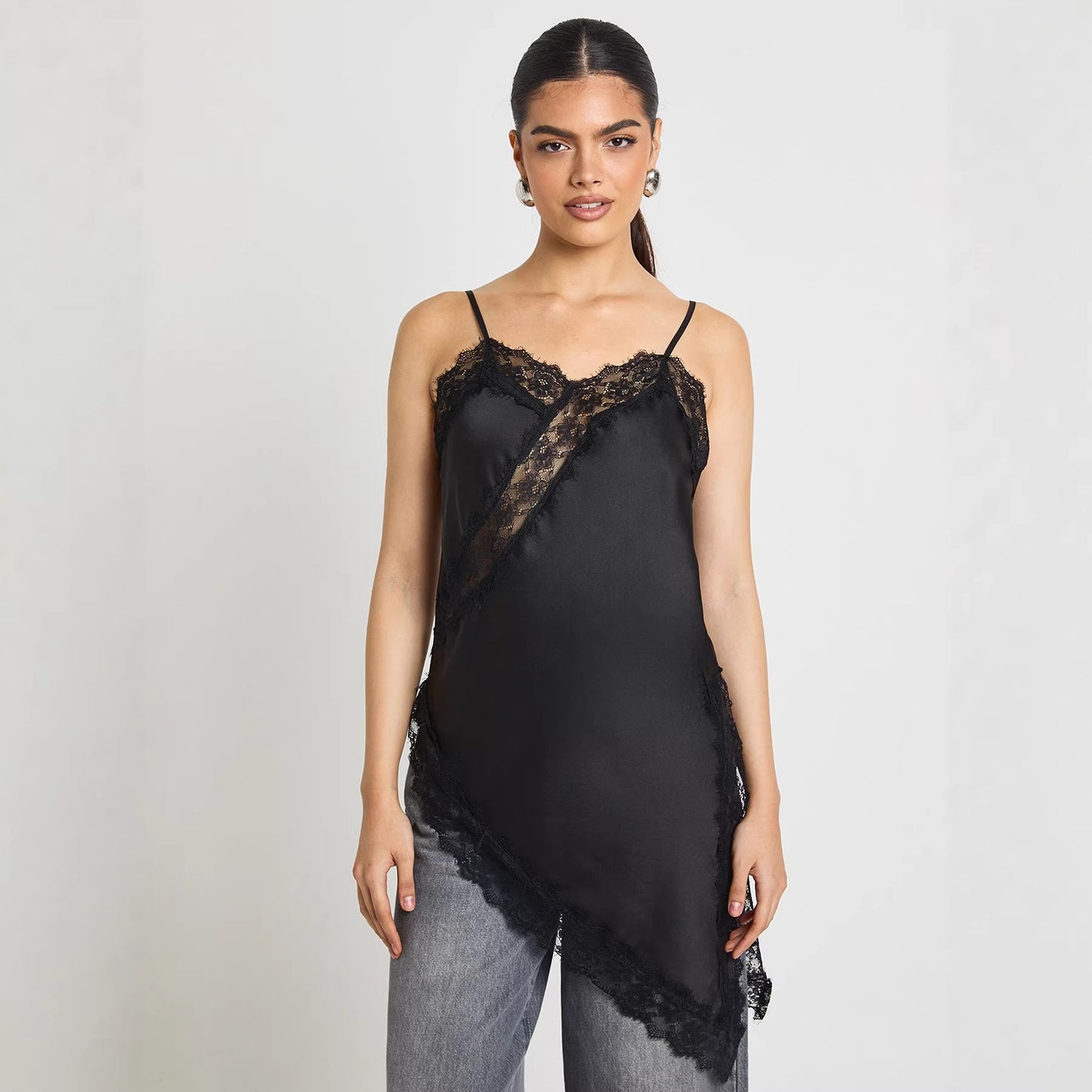 Asymmetrisk Spets-Cami med Lyxiga Detaljer