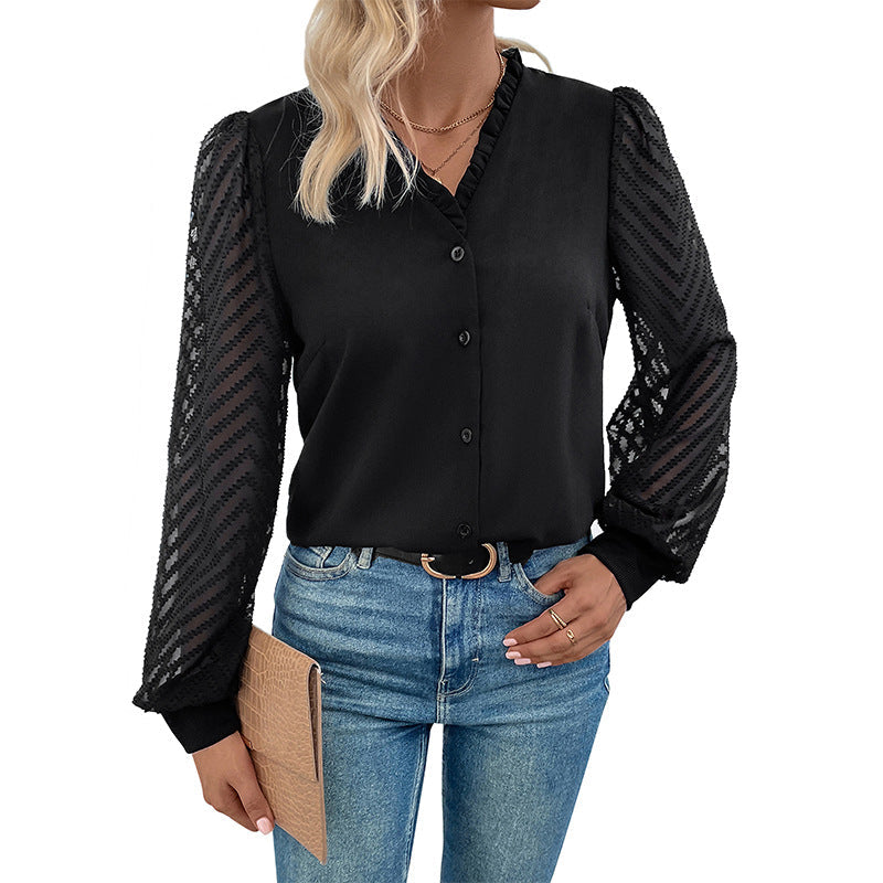 Feminine Bluse med Rynkede Detaljer og Delikat Spids