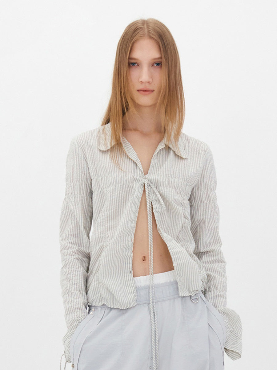 Feminine Bluse med Flotte Detaljer og Figurvenligt Snit