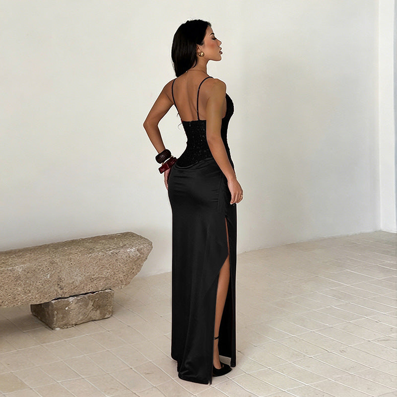 Fascinerande Aftonklänning med Elegant Drapering och Hög Slits