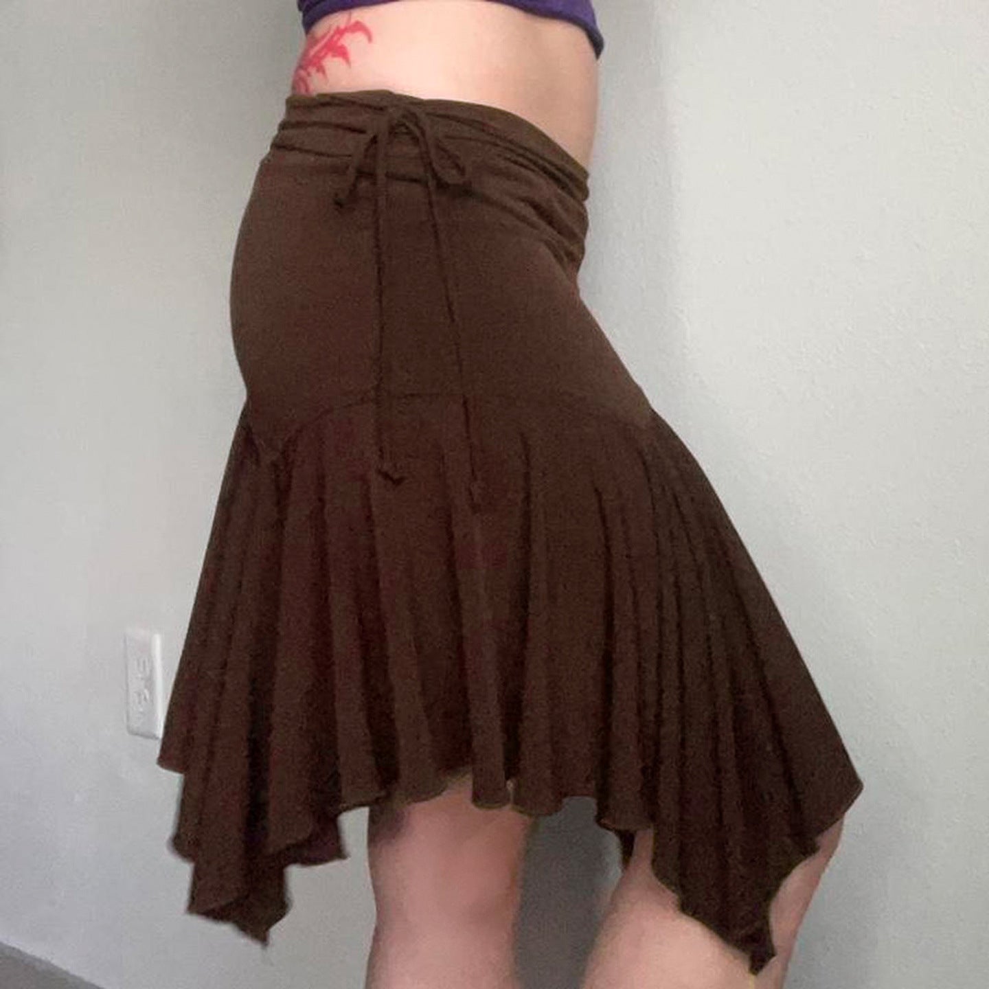 Elegant asymmetrisk svängkjol med figurnära passform