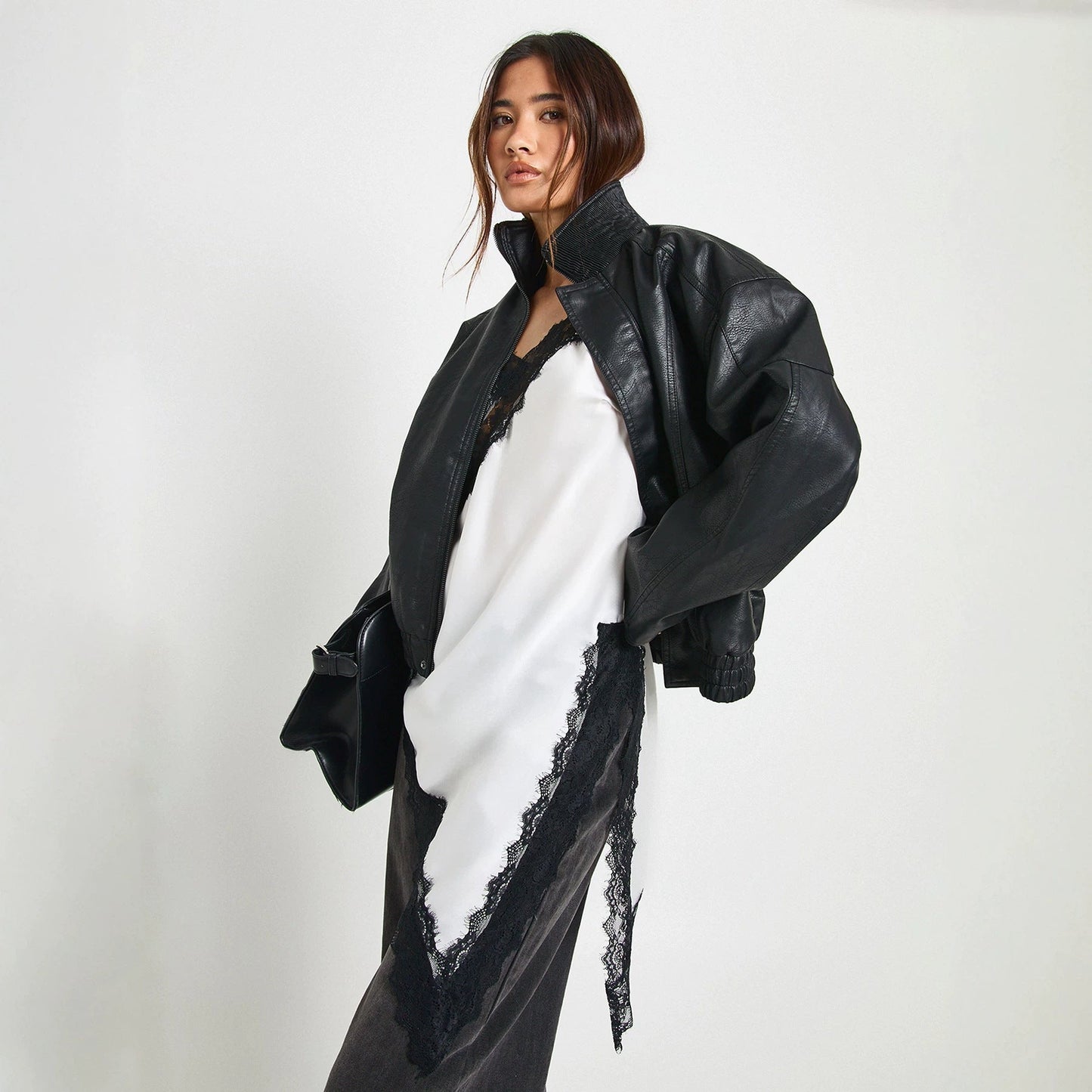 Asymmetrisk Spets-Cami med Lyxiga Detaljer