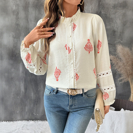 Feminin Blus med romantiska detaljer och mjukt snitt
