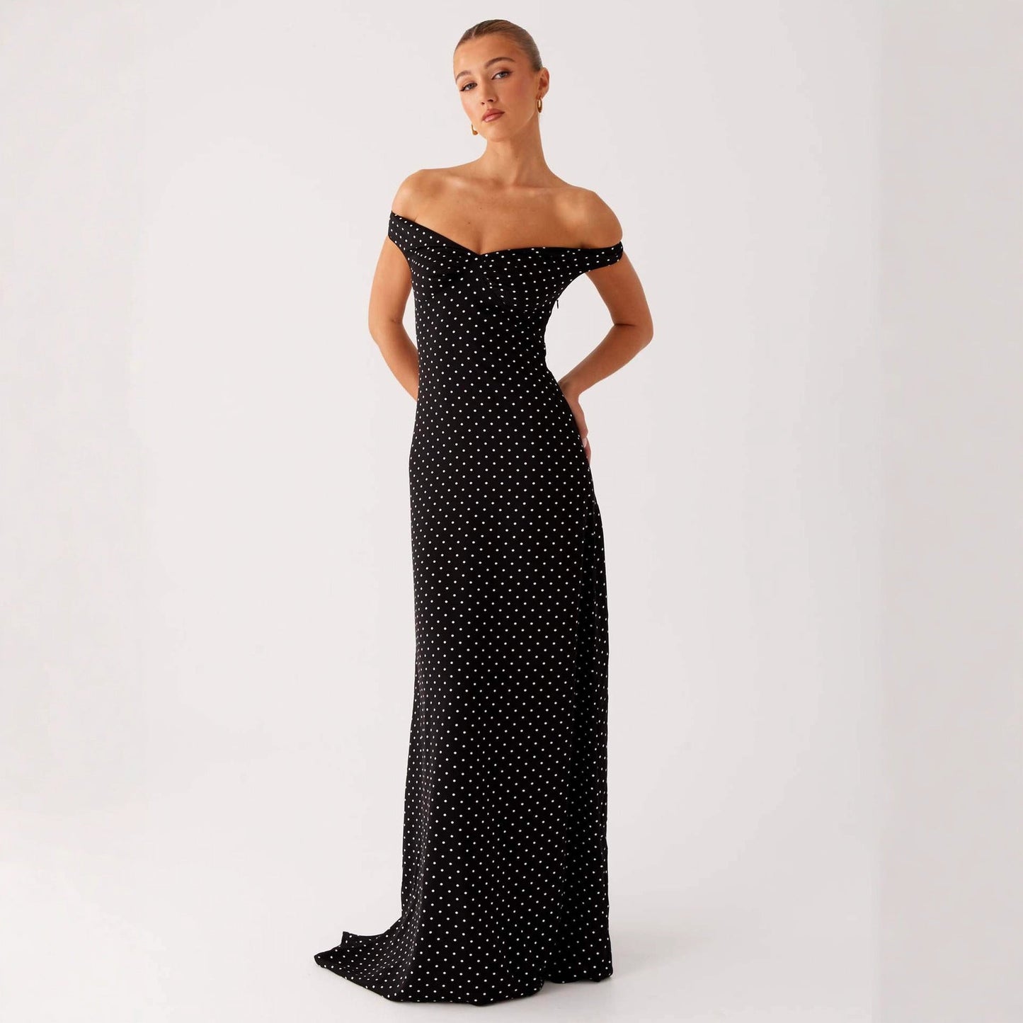 Elegant Off-Shoulder Klänning med Prickigt Mönster från ModeLuxe