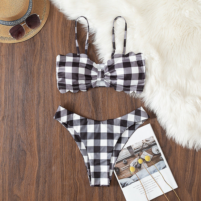 Feminint Bandeau-Bikini med Lekfulla Volanger
