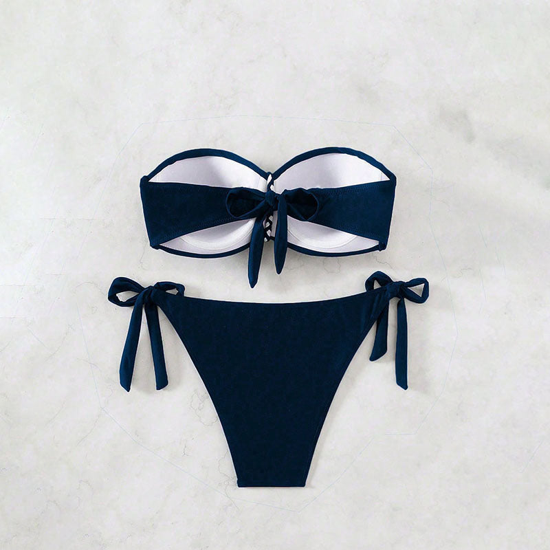 Sofistikerad Bandeau-Bikini med lekfulla detaljer