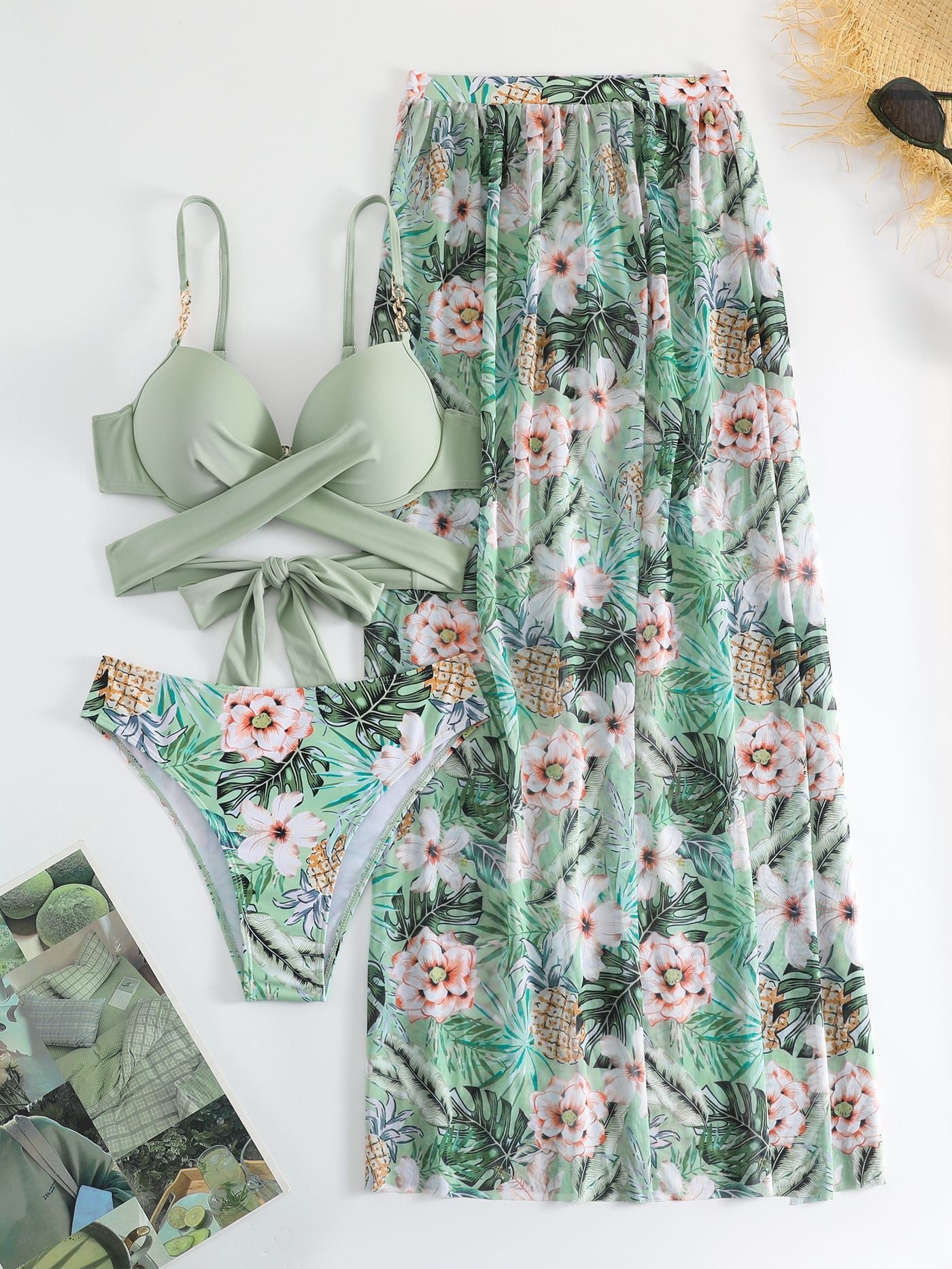 Snyggt Bikiniset med Blommigt Wrap-Top och Högskuren Botten