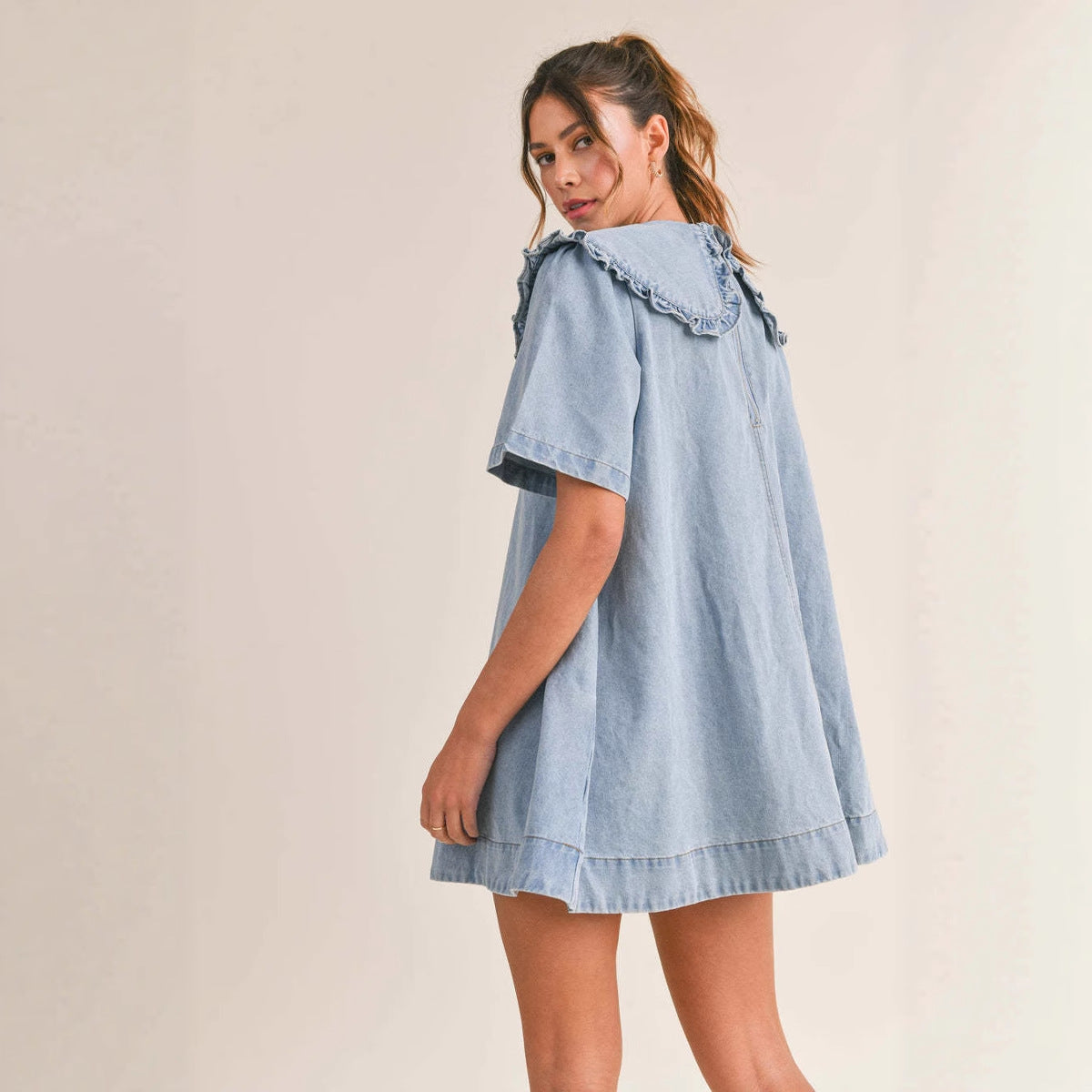 Feminint Denim Kjole med Flatterende Krave og Detaljer