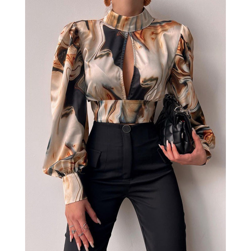 Chic blus med nyckelhålsdetalj och voluminösa ärmar