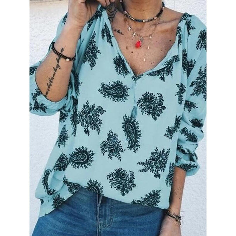 Elegant blus med paisleymönster och lös silhuett