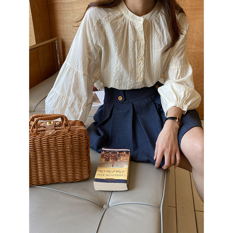 Elegant blus med puffärmar och delikat broderi