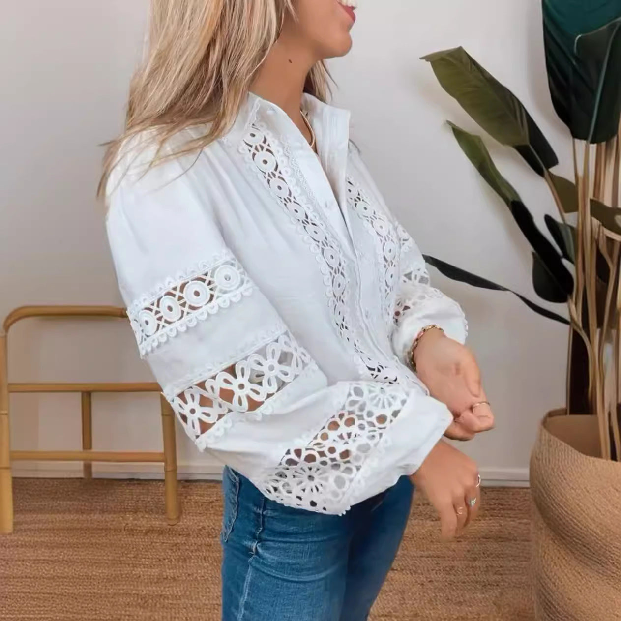 Stilfuld Bluse med Unikke Hækledesigns og Detaljer