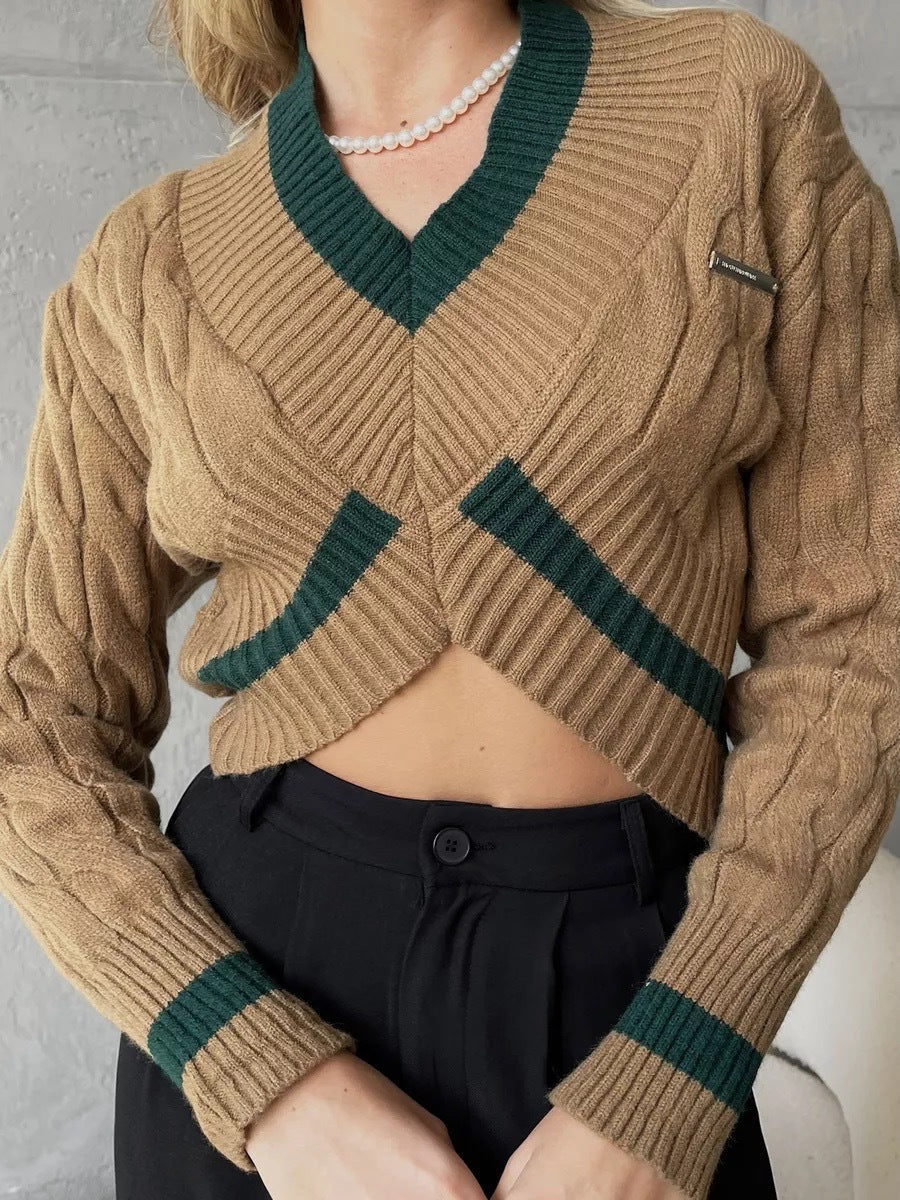 Chic cropped striktrøje med V-udskæring og moderne kontraster
