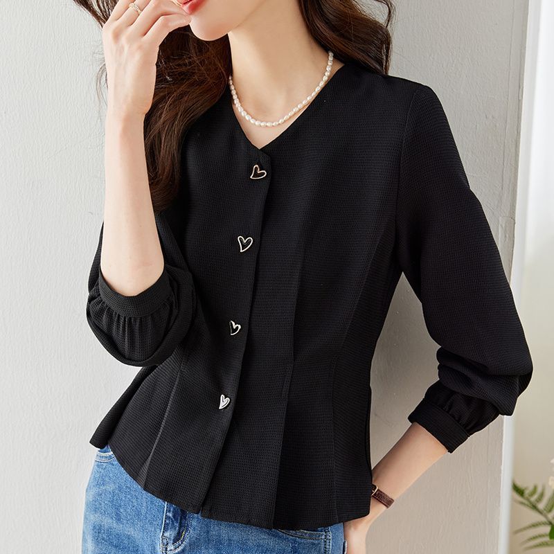 Feminine Bluse med Unikke Knapdetaljer og Fjerlette Ærmer