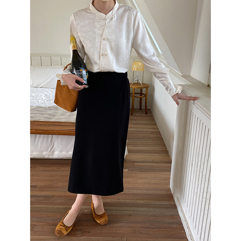 Stilfuld Bluse med Unikke Knapdetaljer og Fancy Krave