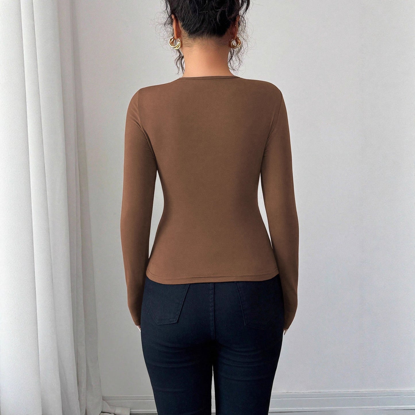 Stilfuld Bodysuit med Unikt Bindingsdesign og Rund Udhulning