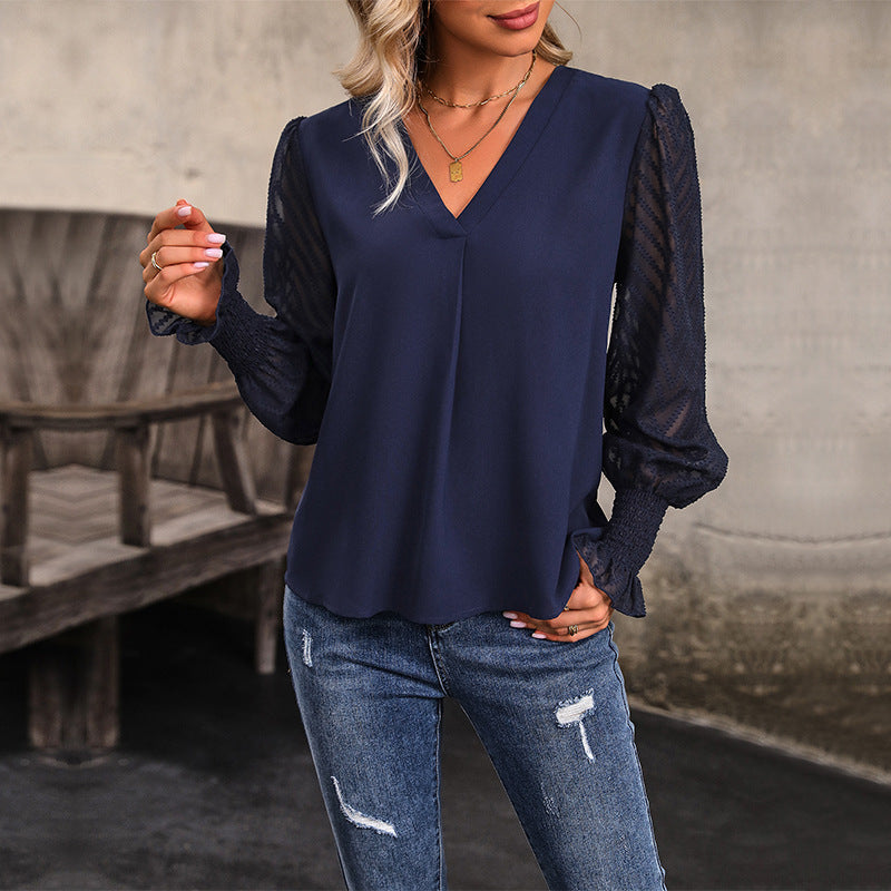 Feminine Bluse med Flatterende Detaljer og Gennemsigtige Ærmer