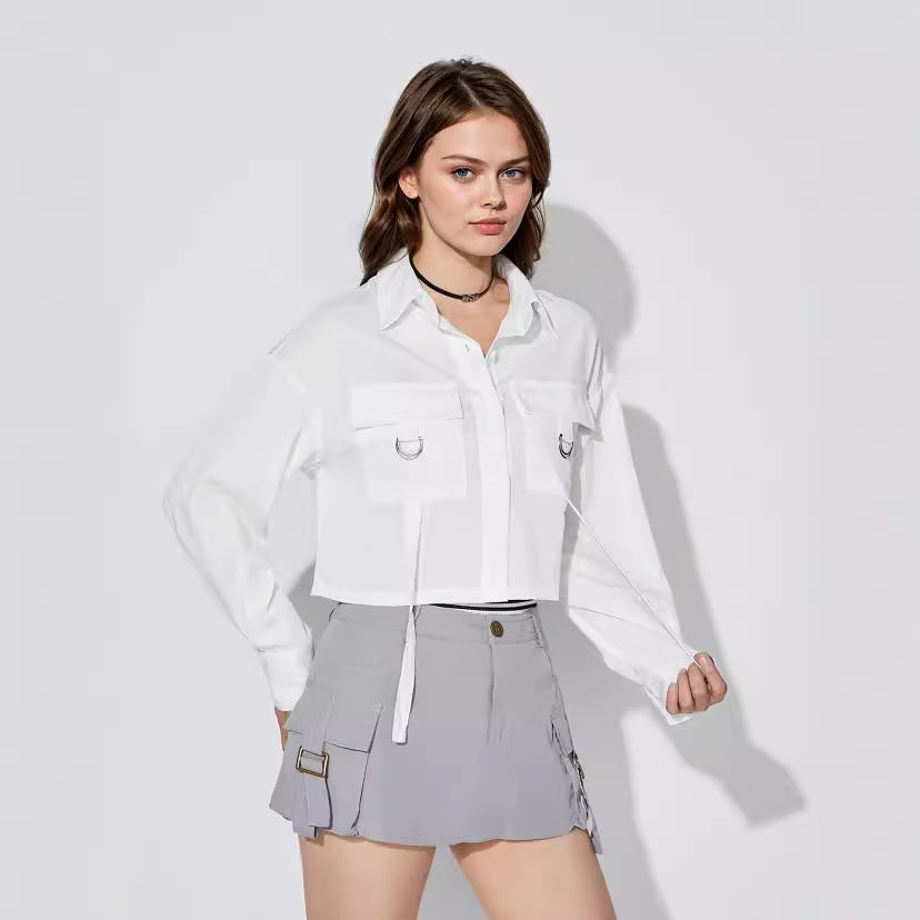 Modern kort skjorta med praktiska fickor och stilrena detaljer