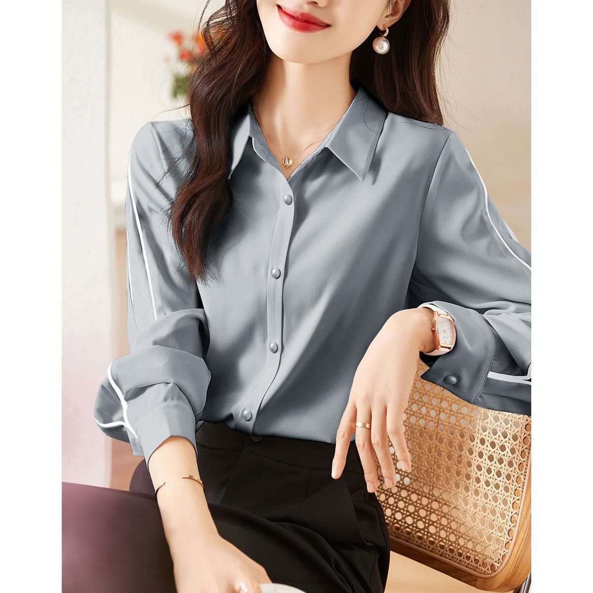 Klassisk og Elegant Bluse med Knappedesign - ModeEssens