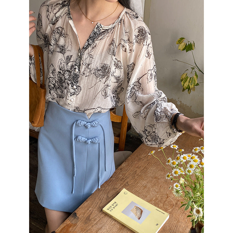 Blommönstrad blus med knappdetaljer - Stilsäker elegans