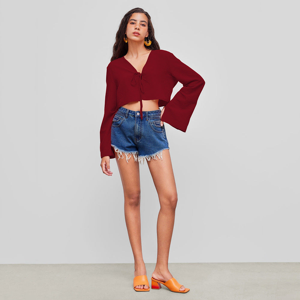 Elegant Crop Top med Djup V-ringning och Lekfull Knytning