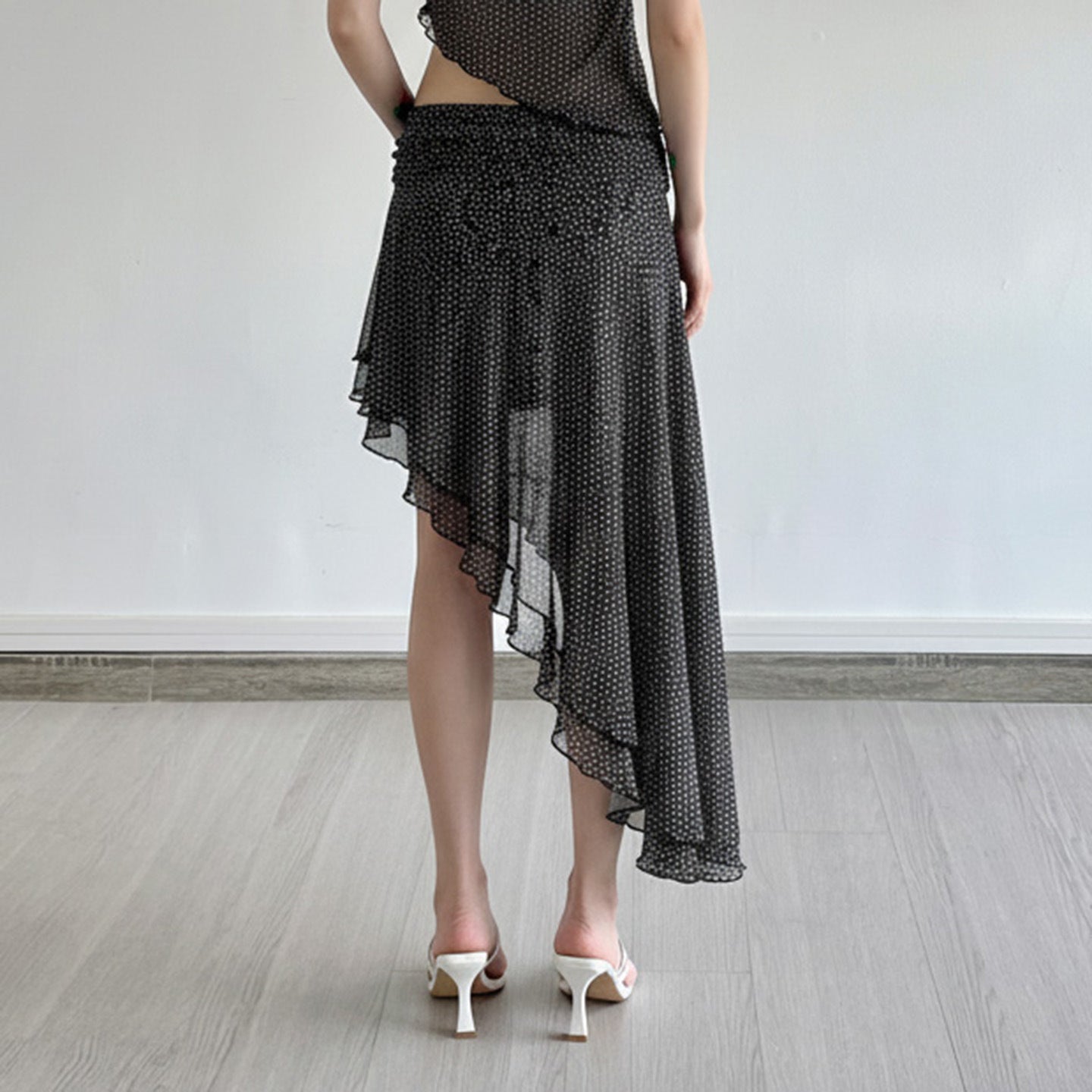 Asymmetrisk Volangkjol med Transparenta Detaljer - Starlit