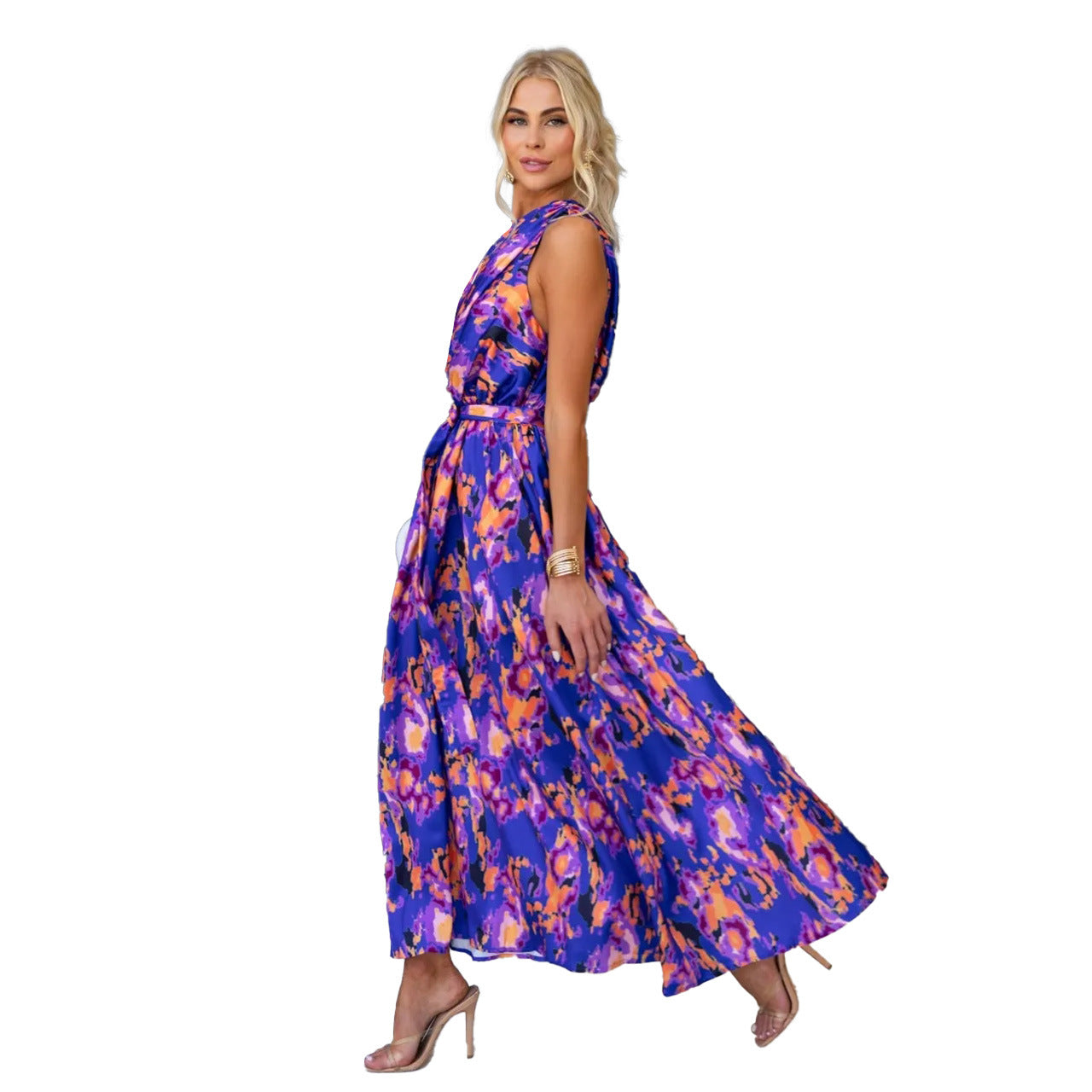 Elegant aftonklänning med asymmetrisk axelrem och stilfull midja