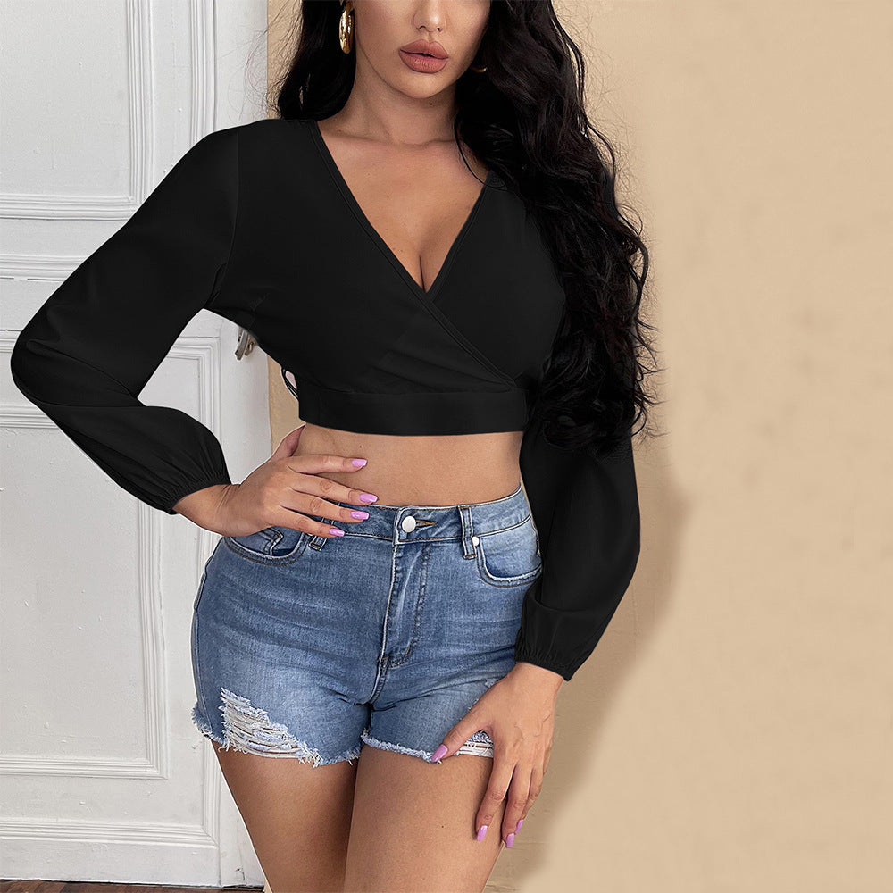 Elegant cropped top med dyb V-udskæring og smukke puffærmer