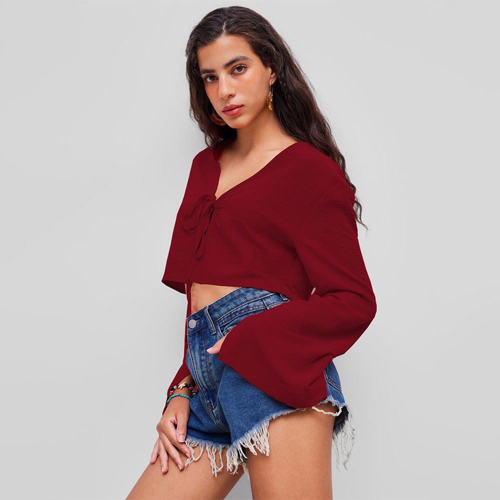 Elegant Crop Top med Djup V-ringning och Lekfull Knytning