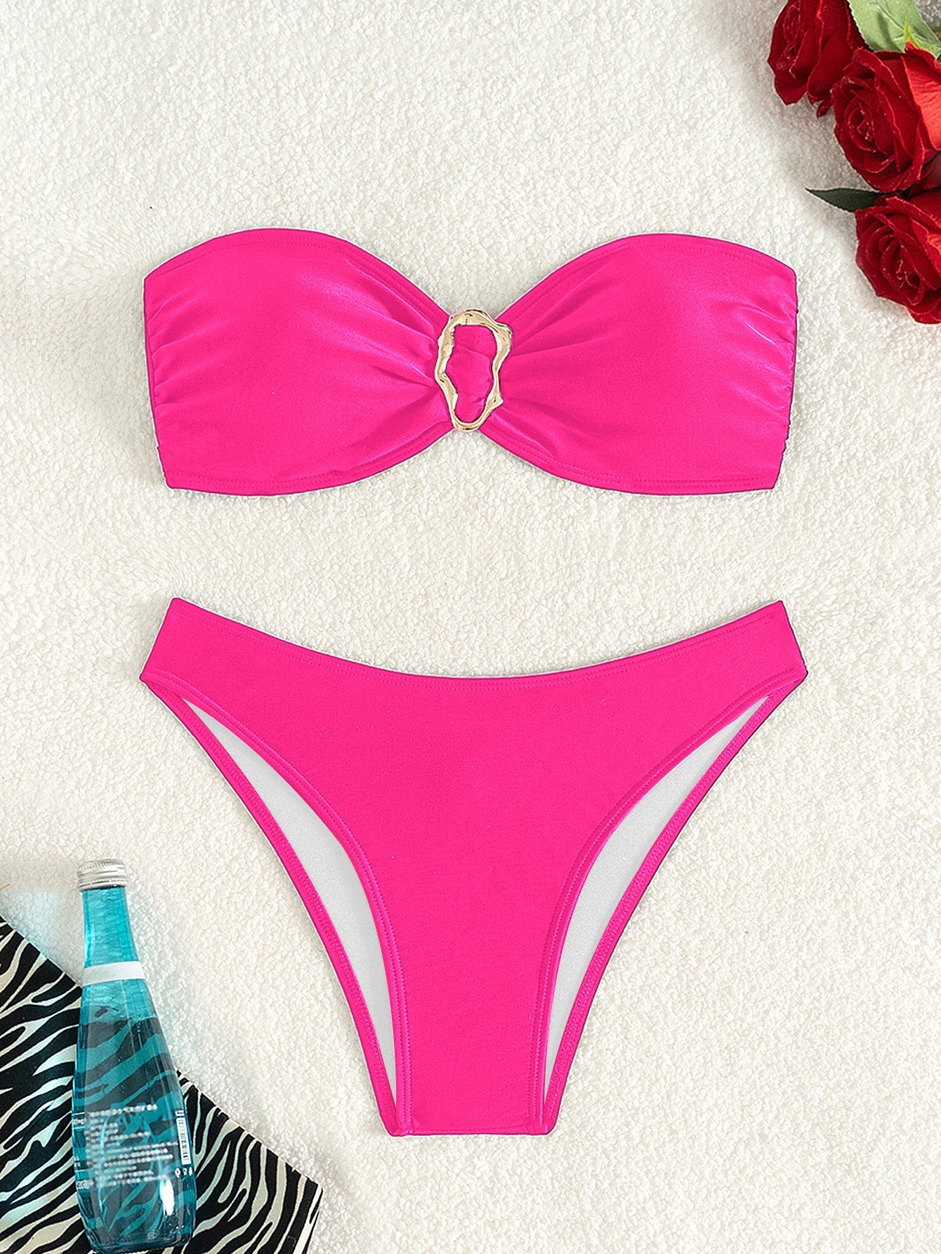 Elegant Bandeau-Bikini med Lyxig Guldspänne