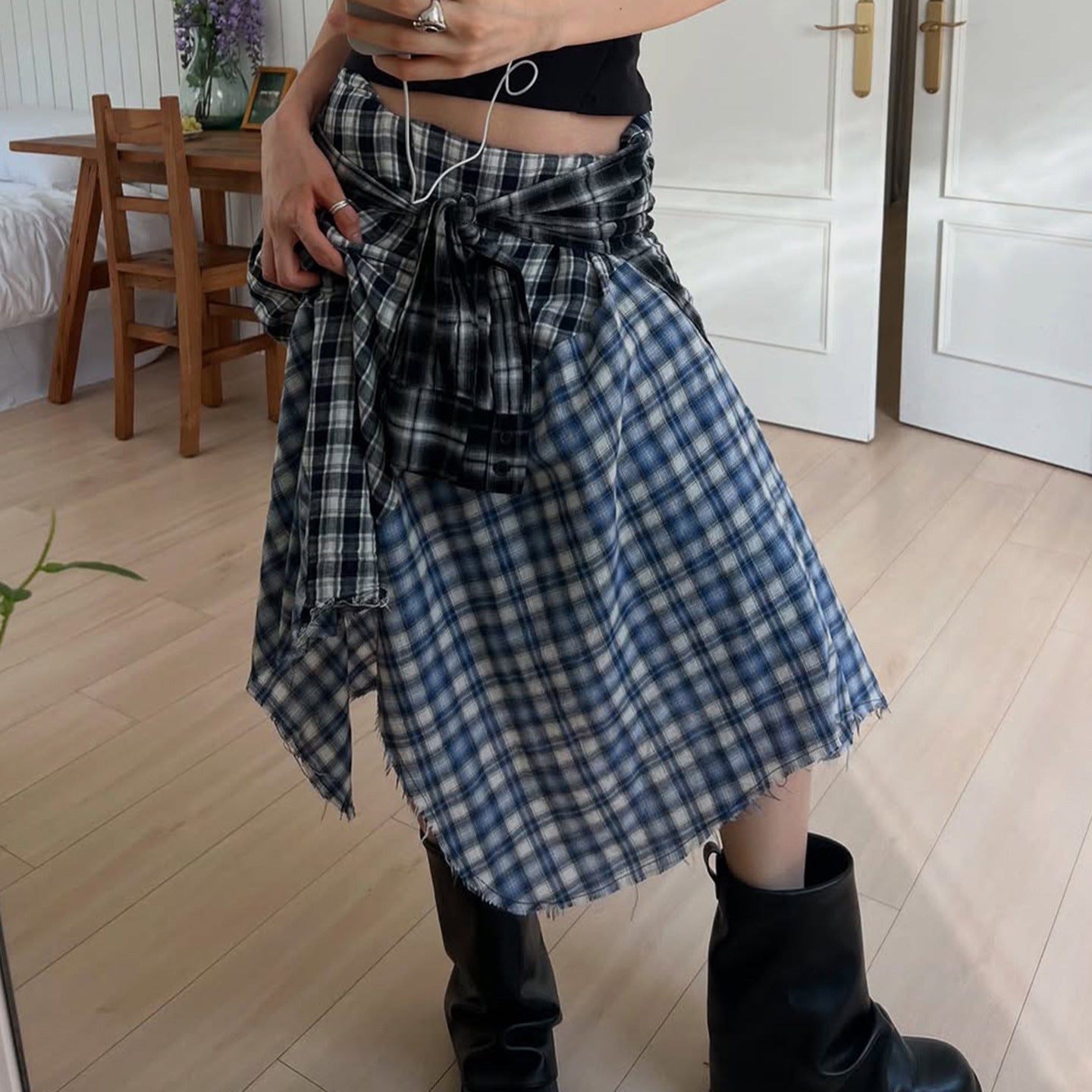 Asymmetrisk rutigt midikjol med bälte från TrendVibe