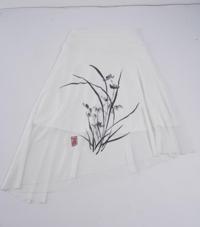 Följ med i trenden med vår eleganta blommiga kjol