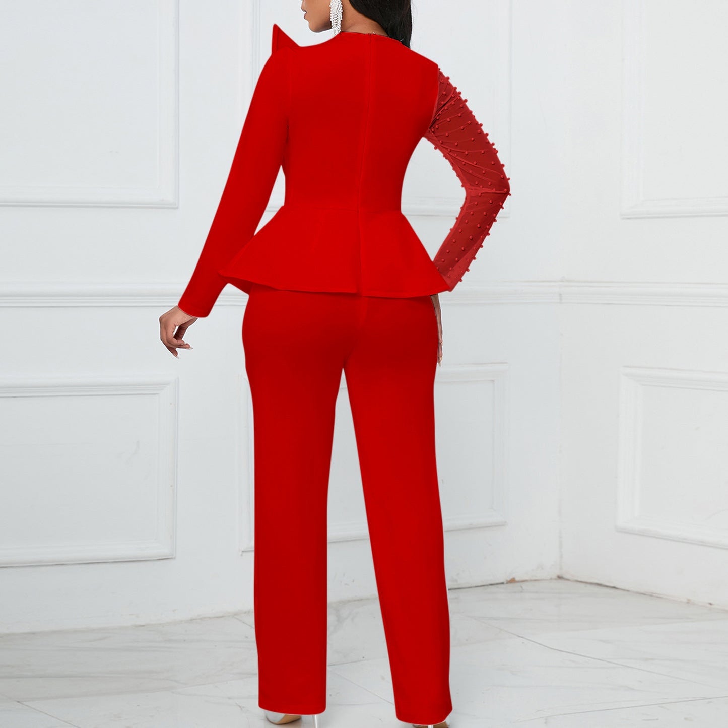 Modern Jumpsuit med Asymmetrisk Skärning och Glamourdetaljer