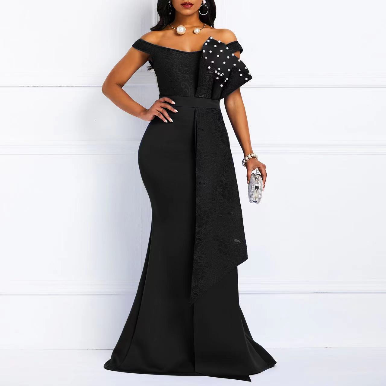 Elegant Maxiklänning med Off-Shoulder Design och Spetsdetaljer