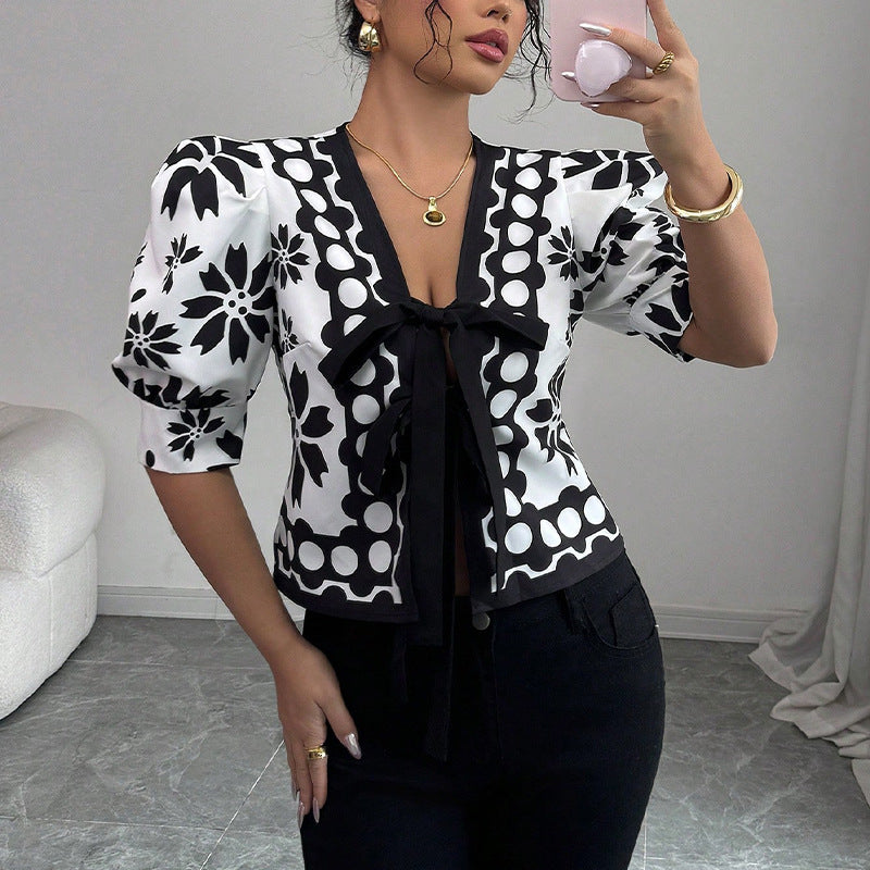 Feminine Bluse med Blomstermotiv og Bånddetalje