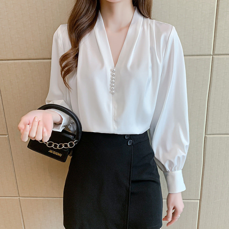 Feminine Bluse med Flæser og Perleknapper