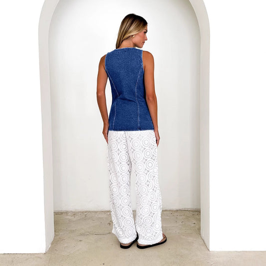 Elegant jeansväst med smal siluett och unika detaljer
